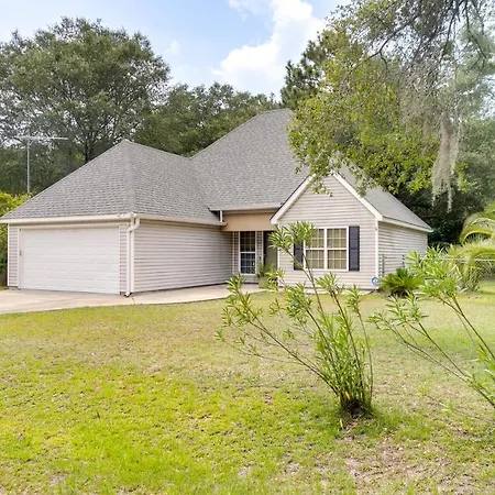 Pet-Friendly Darien Vacation Rental With Patio!